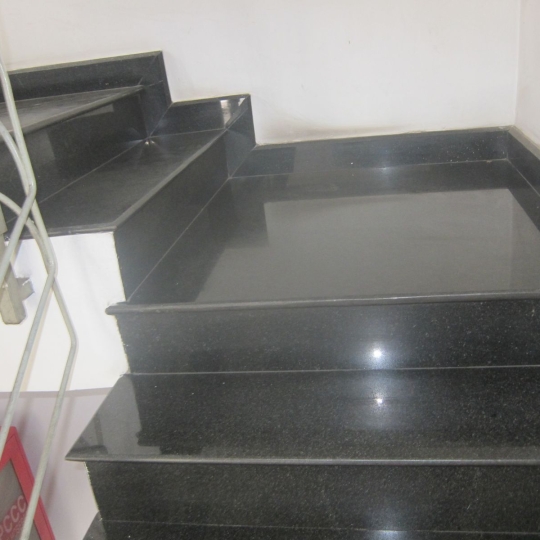 Cầu thang đá đen