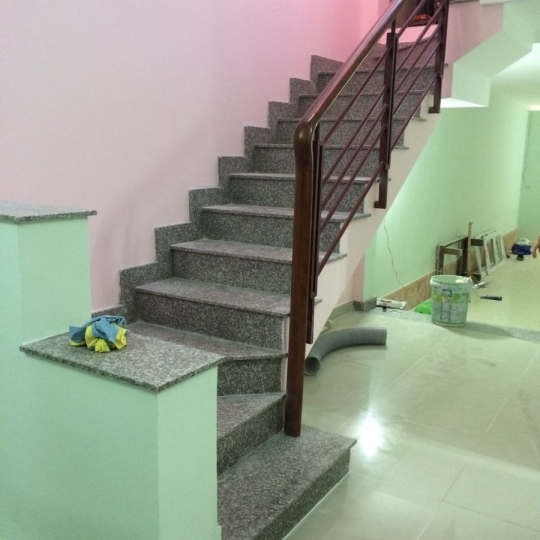 Cầu thang đá tím