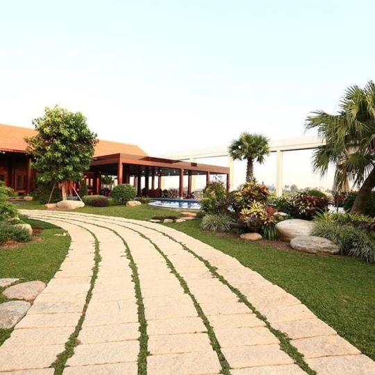 Thi công ốp đá nội thất và sân vườn