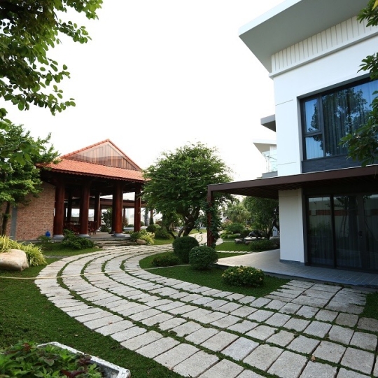 Thi công ốp đá nội thất và sân vườn