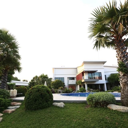 Thi công ốp đá nội thất và sân vườn